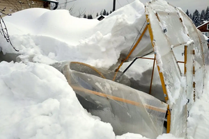 Захист теплиці на зиму: профілактика від снігопаду