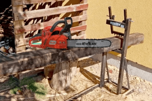 Удобный и эффективный способ резать дрова: самоблокирующаяся подставка