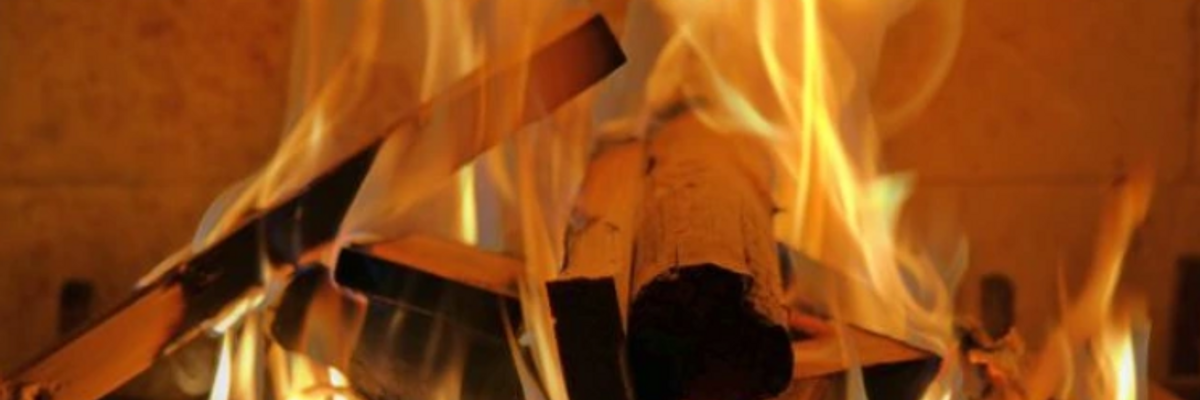 Як правильно розпалити вогонь у каміні?